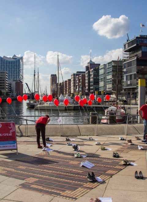 Betroffene, Angehörige und Interessierte konnten Botschaften auf Ballons schreiben, die sie mit ME/CFS verbinden