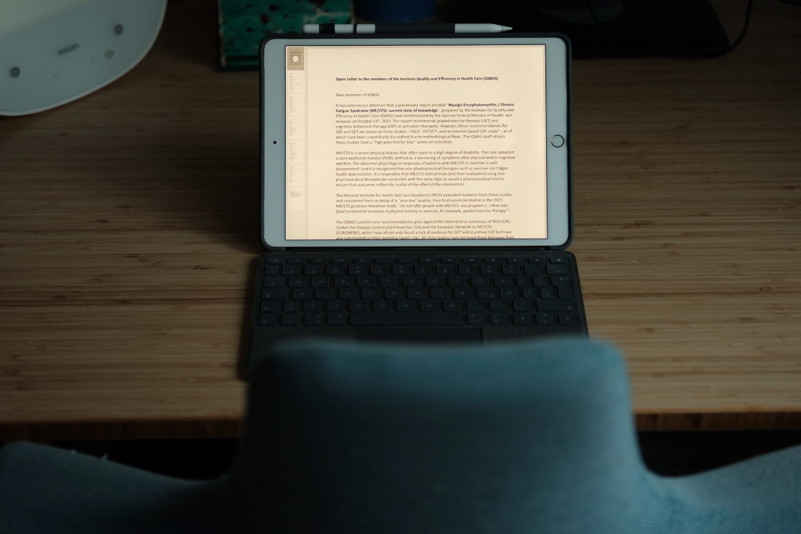Auf einem Schreibtisch steht ein iPad mit dem geöffneten Offenen Brief