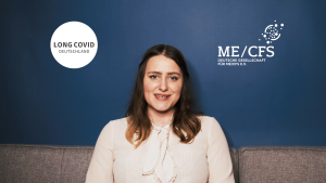 Mia Diekow sitzt auf einem Sofa, Logos Long COVID Deutschland und Deutsche Gesellschaft für ME/CFS sind eingeblendet