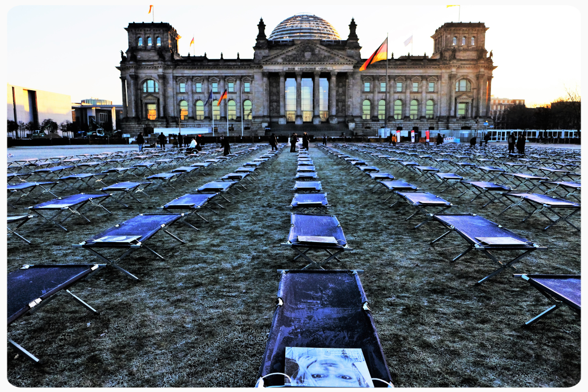 Feldbetten vor dem Bundestag