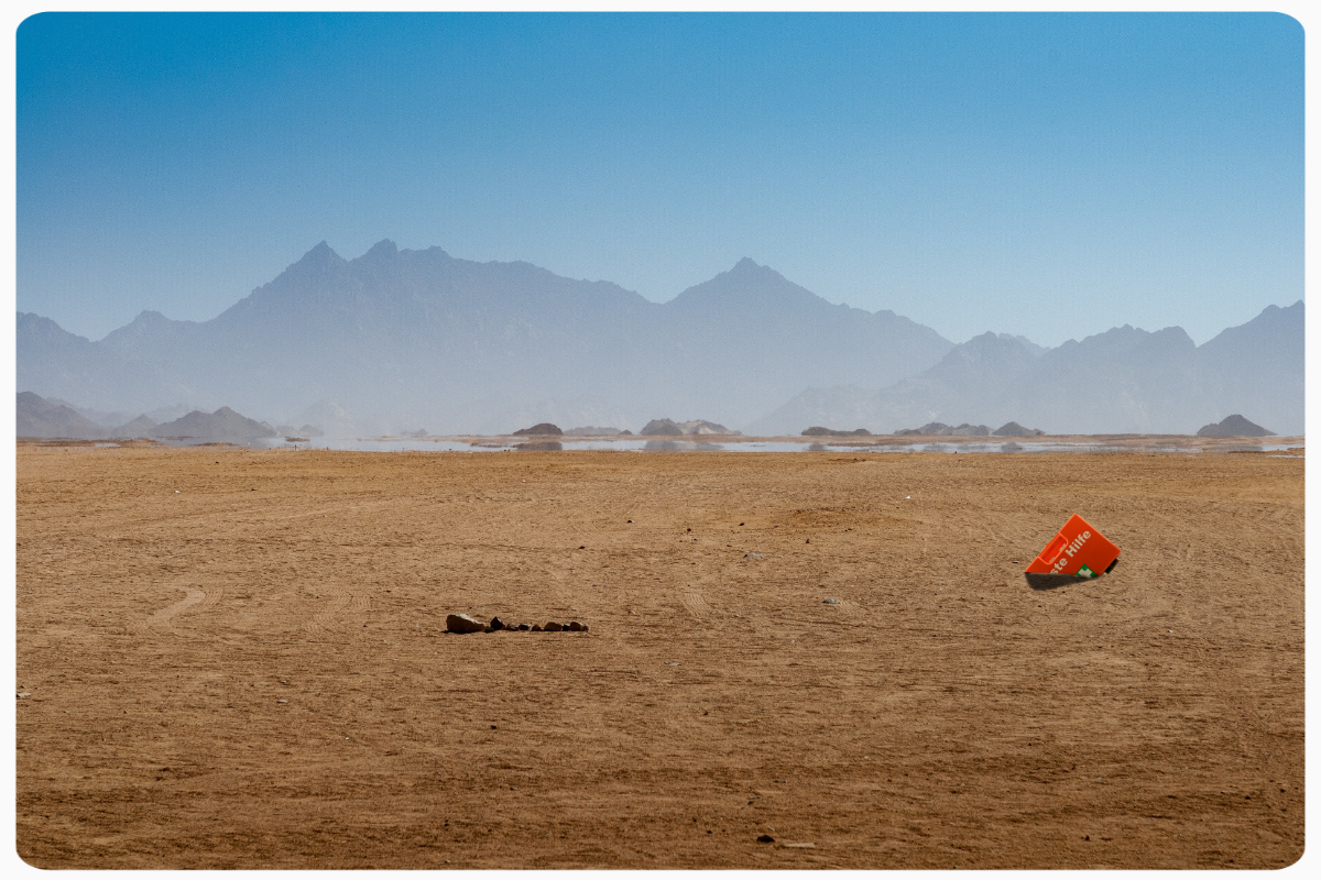 Eine Wüste mit einem versunkenen Erste-Hilfe Koffer